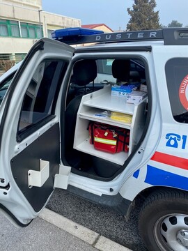 V urgentnih vozilih na zadnjih sedežih pogosto prevažajo medicinsko opremo. 
